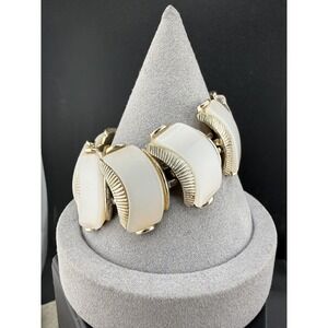Vintage ART Bracelet Gold Tone Thermoset Chunky White 7"